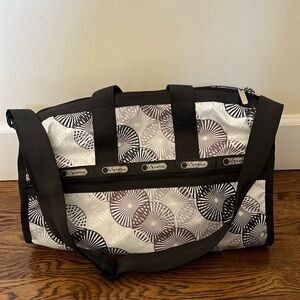 EUC LeSportsac Weekender Neutral Pinwheel Graphic Bag Duffle Zip
